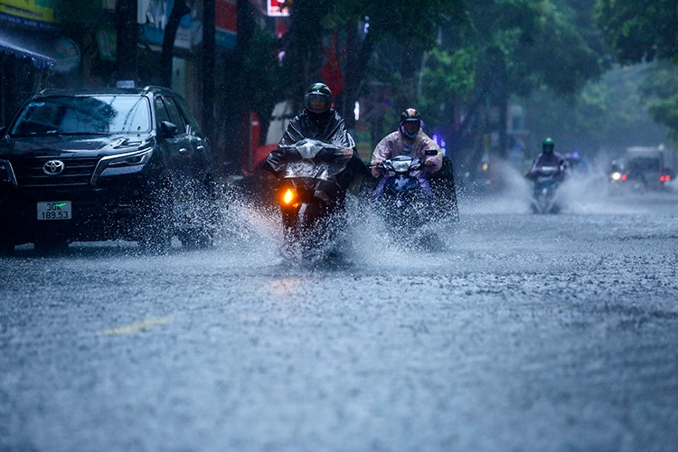 H&agrave; Nội v&agrave; c&aacute;c tỉnh Đ&ocirc;ng Bắc Bộ c&oacute; mưa r&agrave;o